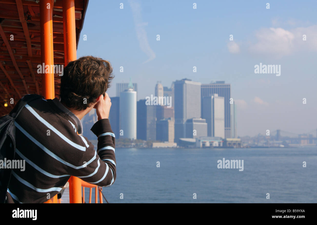 Fotografieren New York City Waterfront von der Fähre in smog Stockfoto