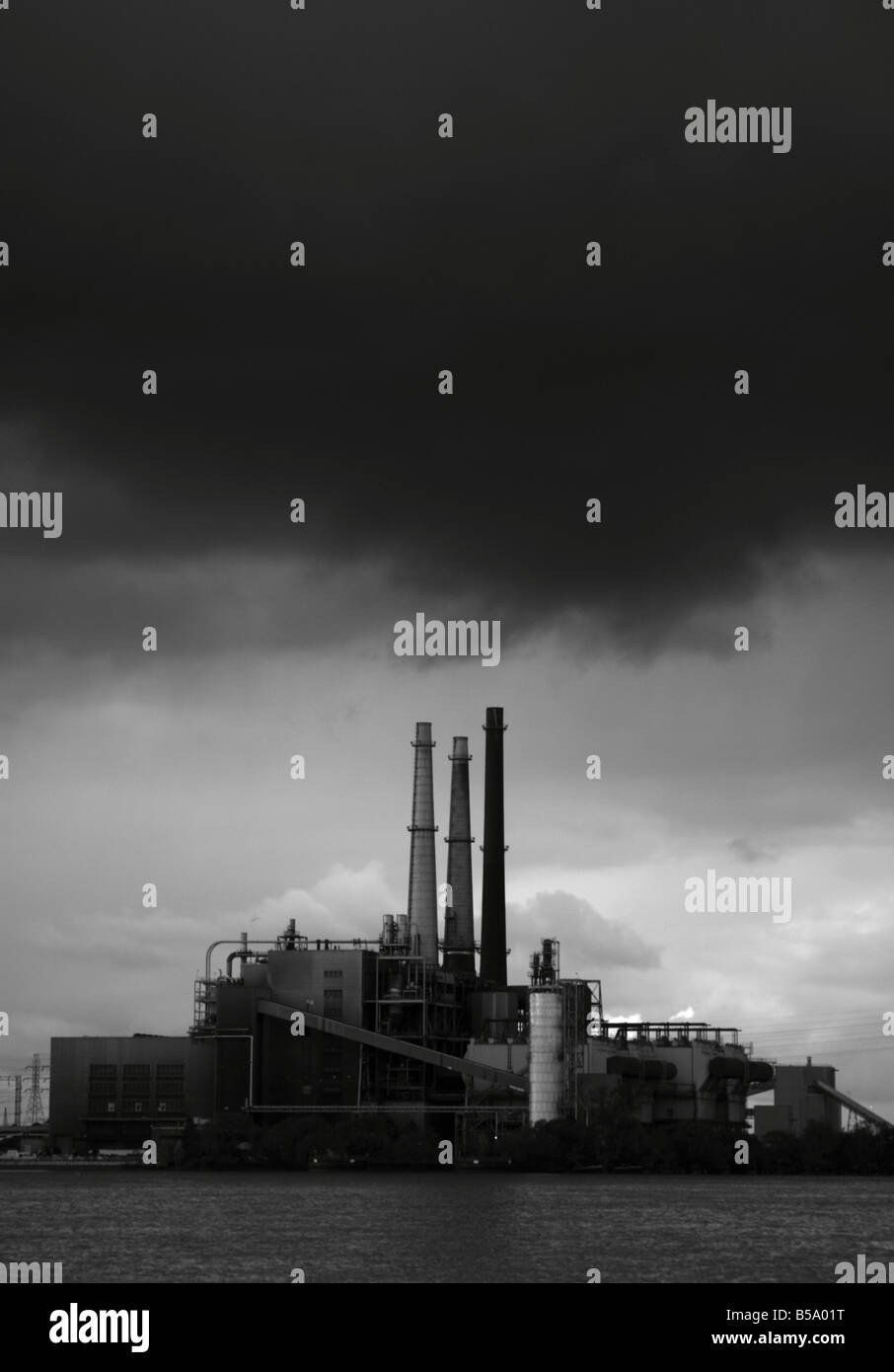 Fabrik unter einer schwarzen Wolke Stockfoto