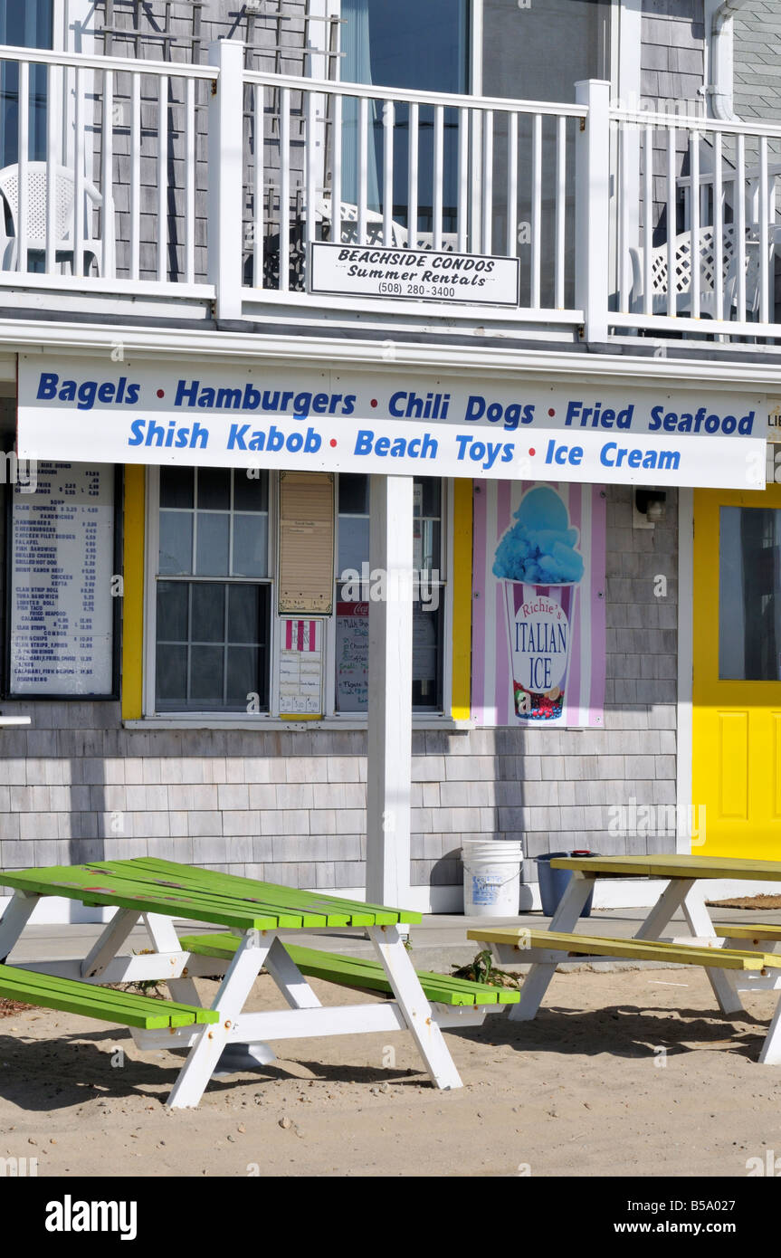 Clam Shack am Craigville Strand, Hyannis, Cape Cod, mit Picknick Tischen, Zeichen und Ordnung Menüfenster im Sommer USA. Stockfoto