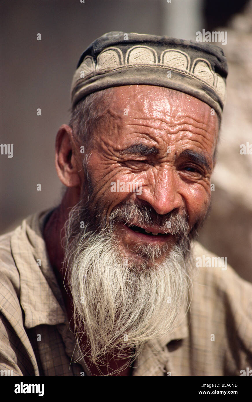 Porträt eines alten Mannes der Uygur mit Bart und Filzhut in Xinjiang China G Corrigan Stockfoto