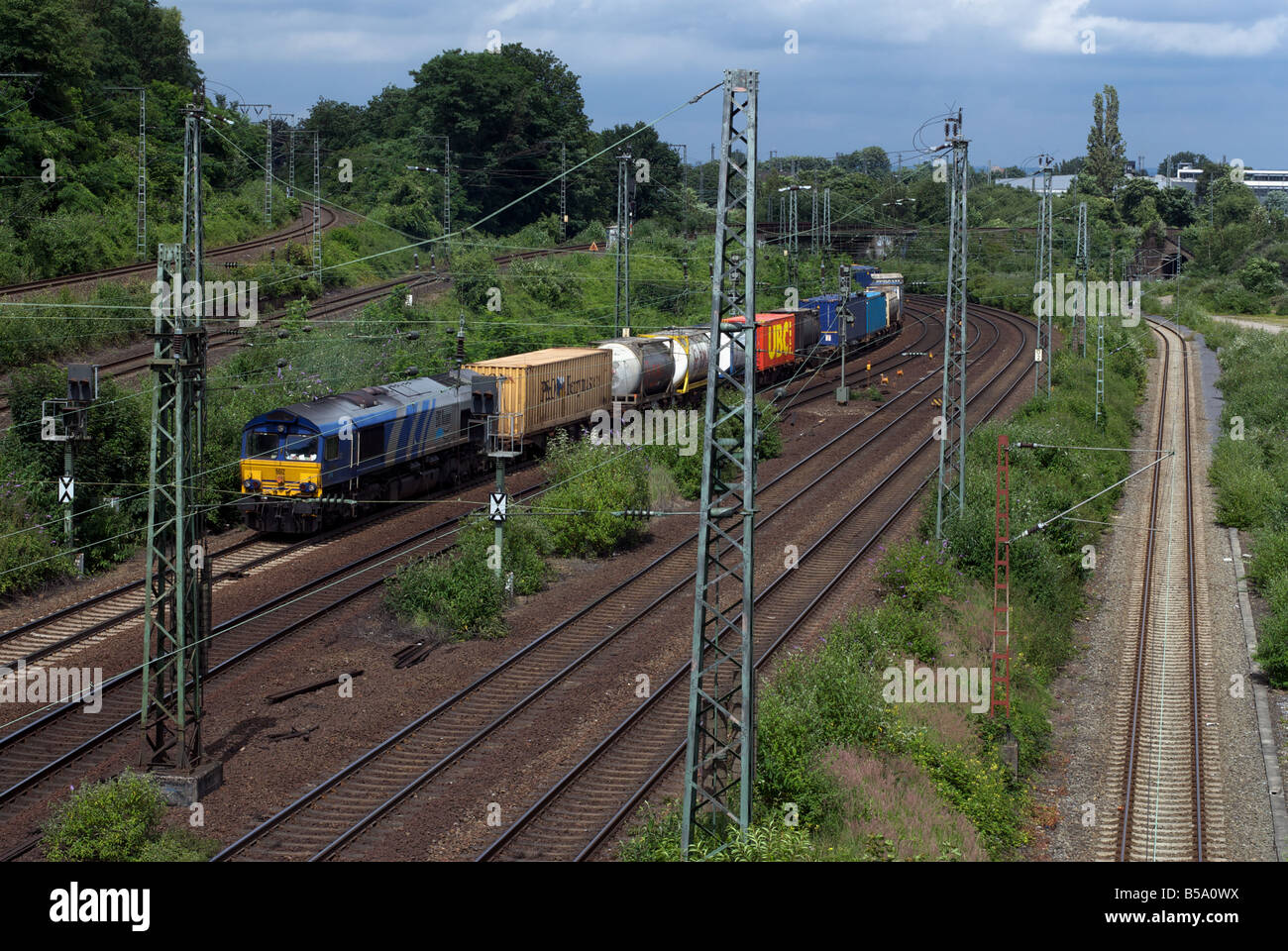 ERS-Güterzug läuft westlich von der Stadt Köln, Nordrhein-Westfalen, Deutschland. Stockfoto