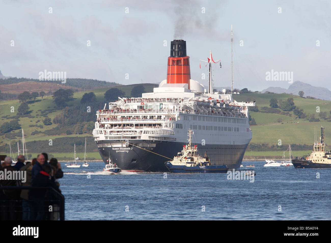 Die QE2 als es kommt in Greenock auf seiner letzten Reise durch Großbritannien vor der Überschrift nach Dubai Stockfoto