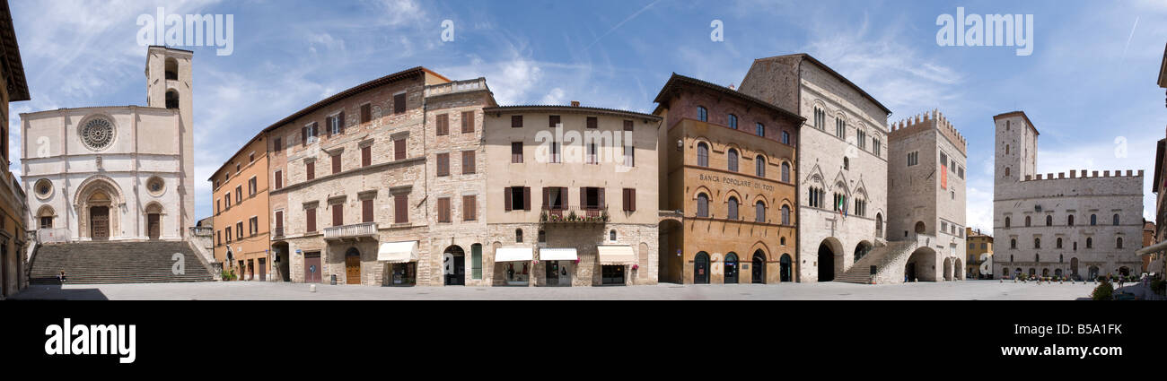 Panorama des ganzen auf der Piazza del Popolo im Zentrum von Todi in Umbrien, Italien. Der Dom ist an einem Ende und am anderen der Palazzo del Popolo, Palazzo del Capitano und der Palazzo dei vorherige Stockfoto