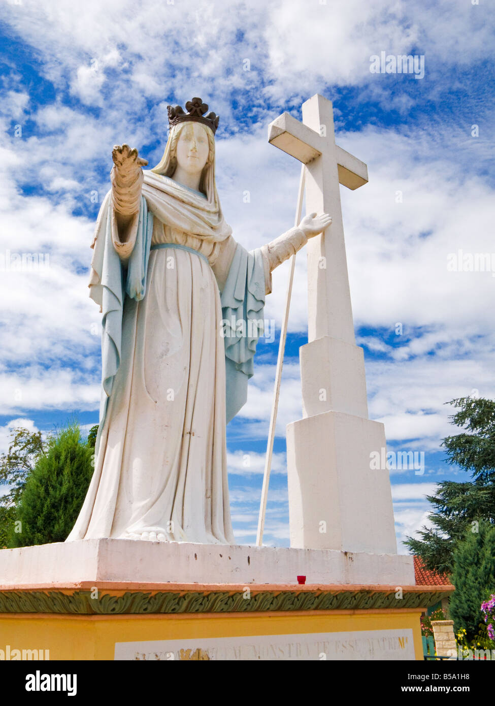 Statue der Madonna und cross-mit Blick auf historische Moissac, Tarn et Garonne, Frankreich Europa Stockfoto