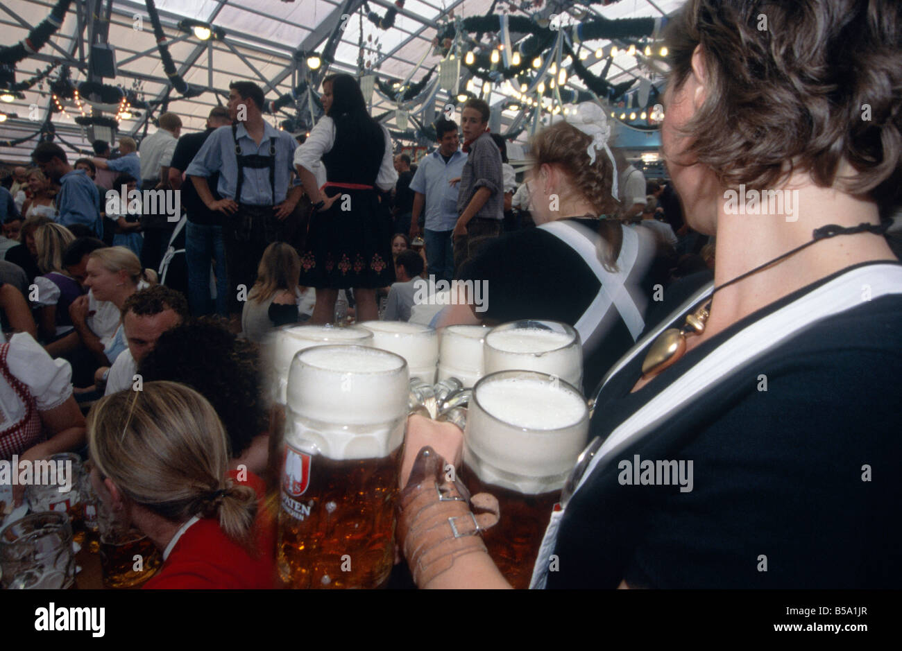 Jährliche Oktoberfest Bier riesige Festhalle Kellnerin Frau mit Tablett riesige Krüge Bier Krüge Brillen München Stockfoto