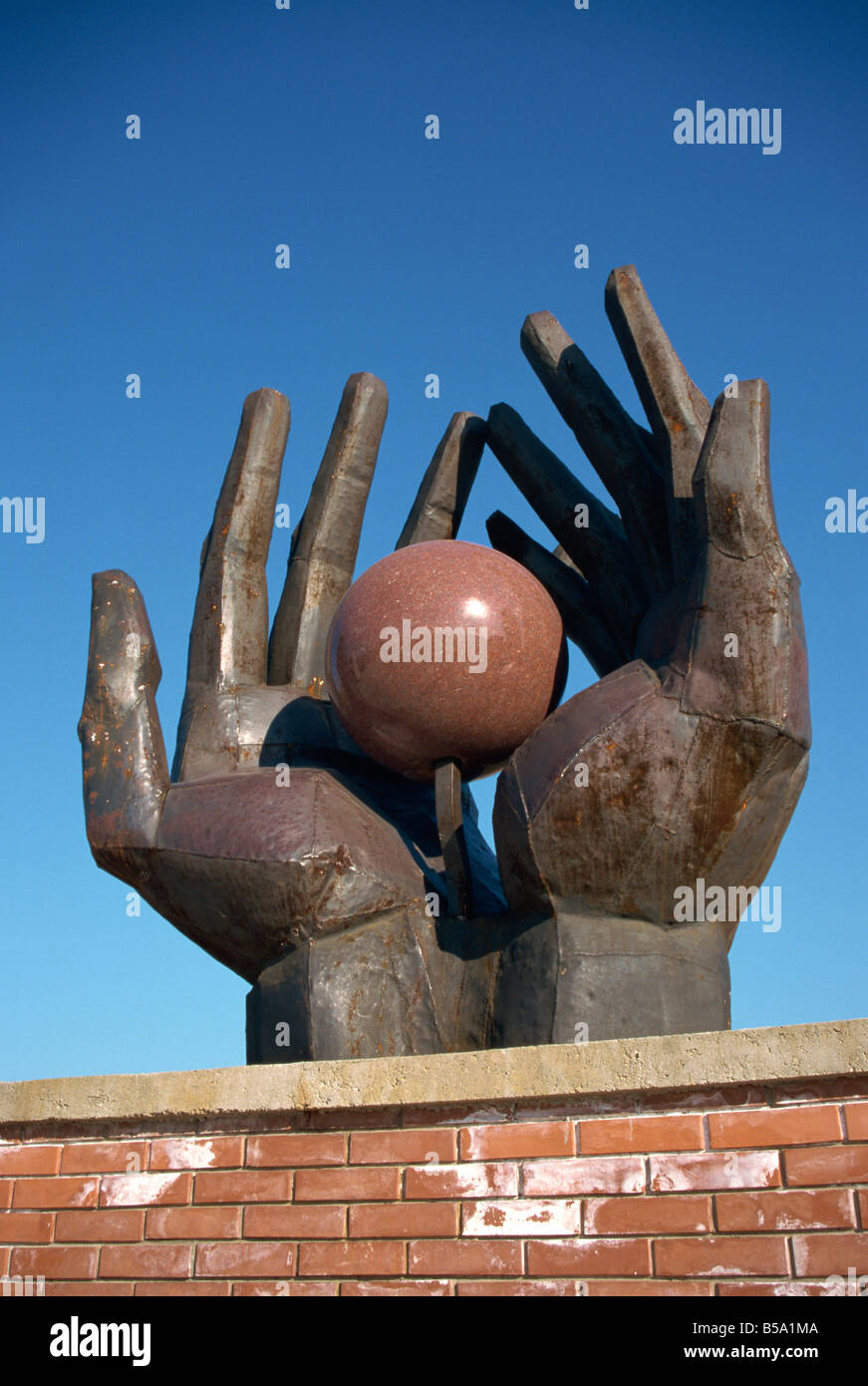 Granit-Welt in der Iron Hands kommunistische Symbolik in riesigen Statuen Szoborpark Statue Park Budapest Ungarn Europa Stockfoto