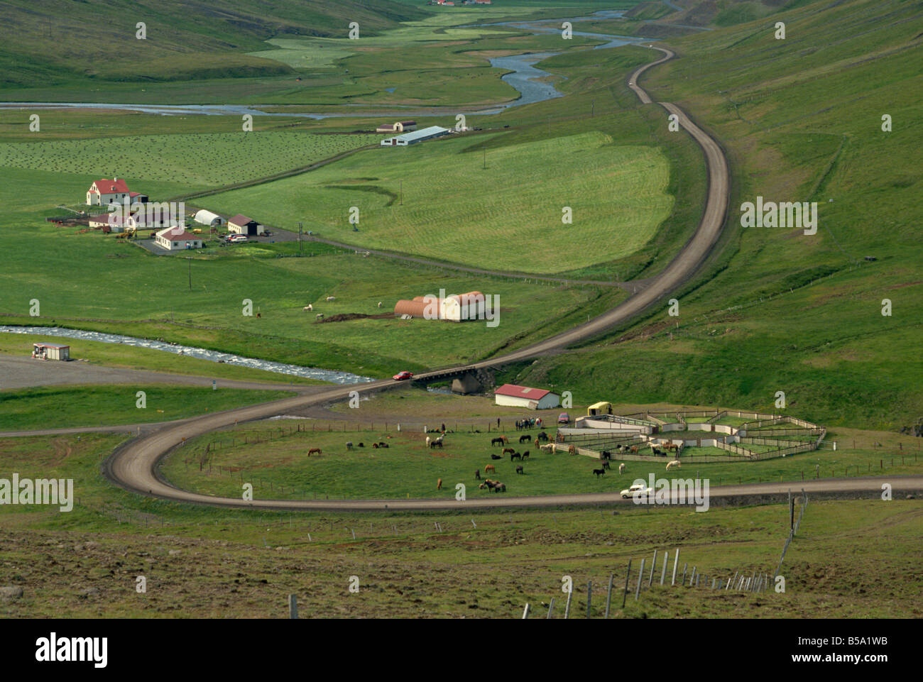 Luftaufnahme der eine Straße und einen Bauernhof mit Pferd Stifte und Felder im Bolstadarhild in der Nähe der Nord Küste von Island Polarregionen Stockfoto