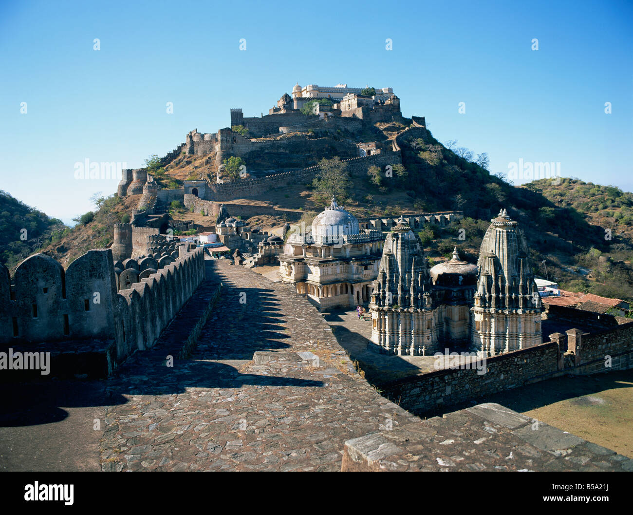 Vordergrund gepflastert Zinnen Tempel und Staat Badal Mahal Cloud Palast Kumbalgarh Fort Rajasthan Indien Asien Stockfoto