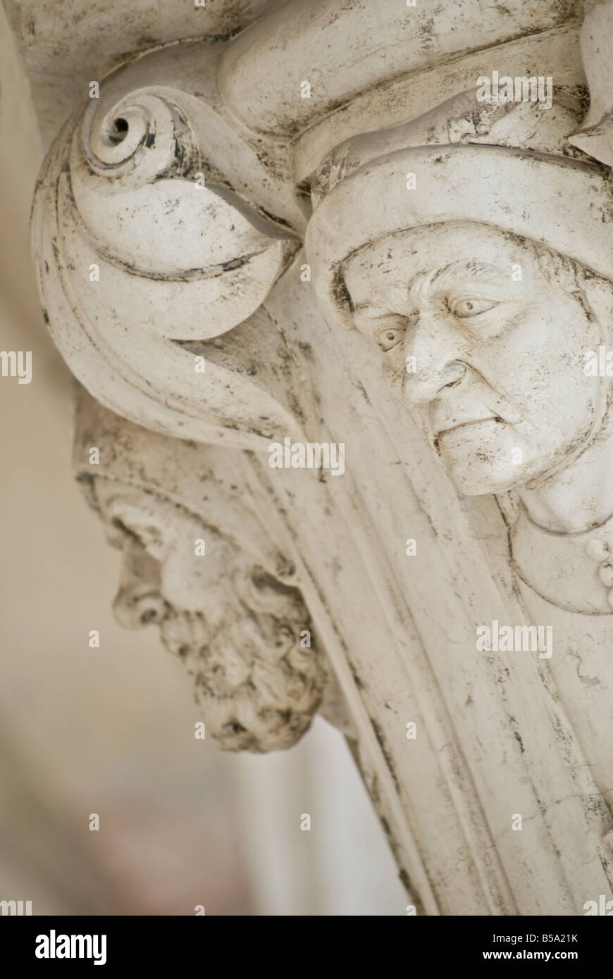 Venedig, Veneto, Italien. Im Dogenpalast. Detail von der Spitze einer Säule aus den Bögen des Portikus, zeigt das Gesicht des Mannes Stockfoto