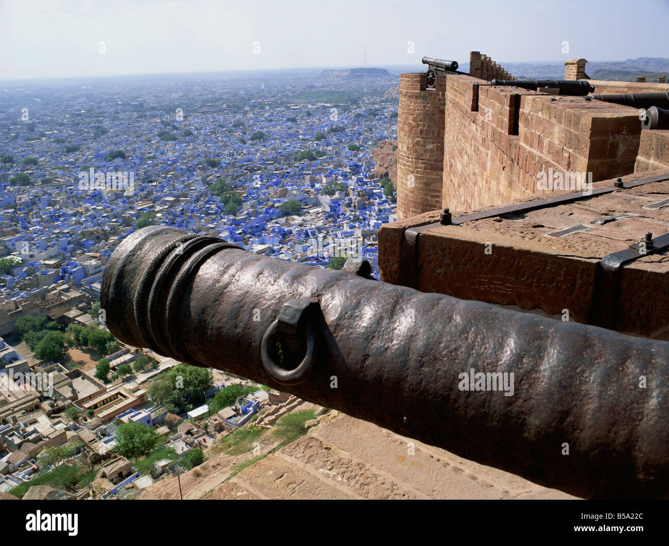 Alte Kanone und Blick über die Altstadt vom Fort Jodhpur Rajasthan Staat Indien Asien Stockfoto