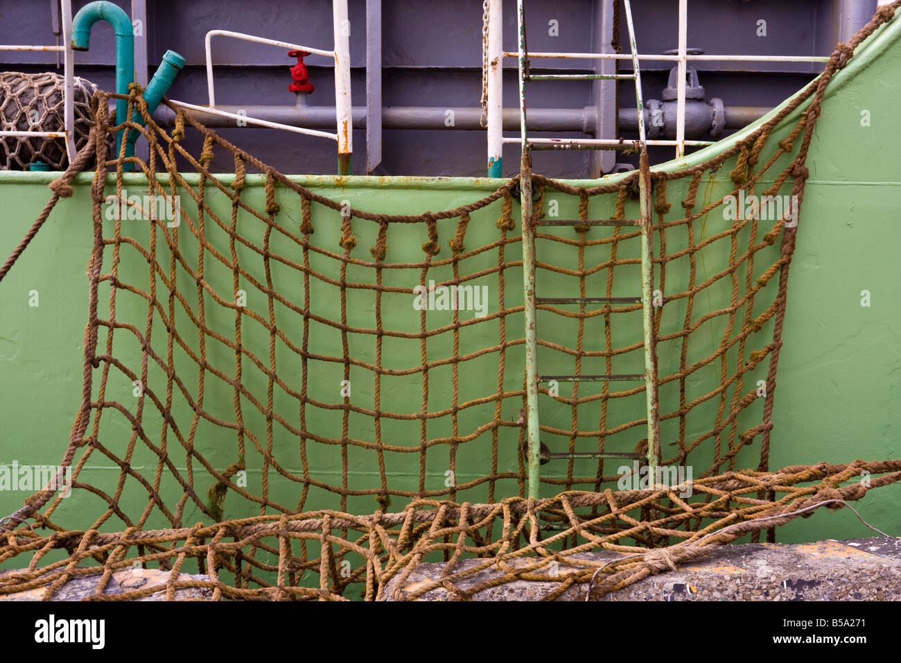 Seil-Netting an der Seite eines Schiffes, Kaohsiung Hafen Kaohsiung, Taiwan, Republik China (ROC) Stockfoto
