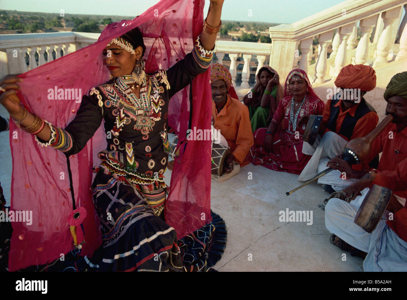 Traditionelle Kalbalia Tanzgruppe Staat Rajasthan Indien Asien Stockfoto