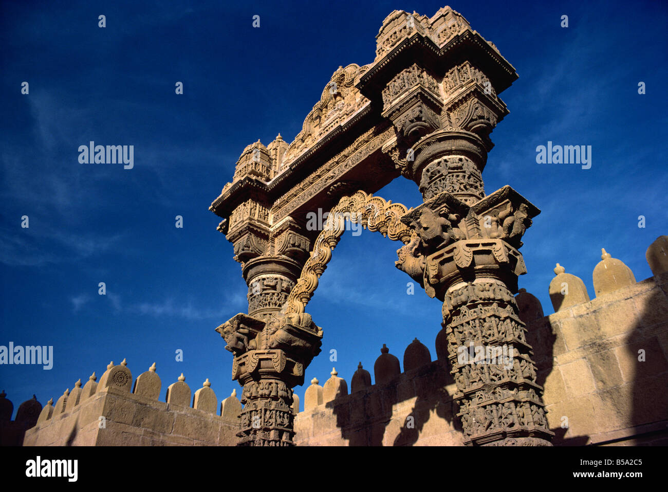 Torana gewölbte Tor der ummauerten Jain Tempel am Staat Lodrapur Rajasthan Indien Asien Stockfoto