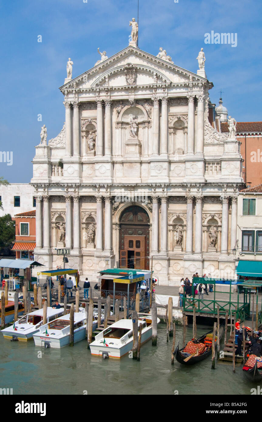 Venedig, Veneto, Italien. Kirche der Scalzi (Barock, Karmeliter, 1670-80)-Fassade aus Carrara-Marmor von Giuseppe Sardi Stockfoto