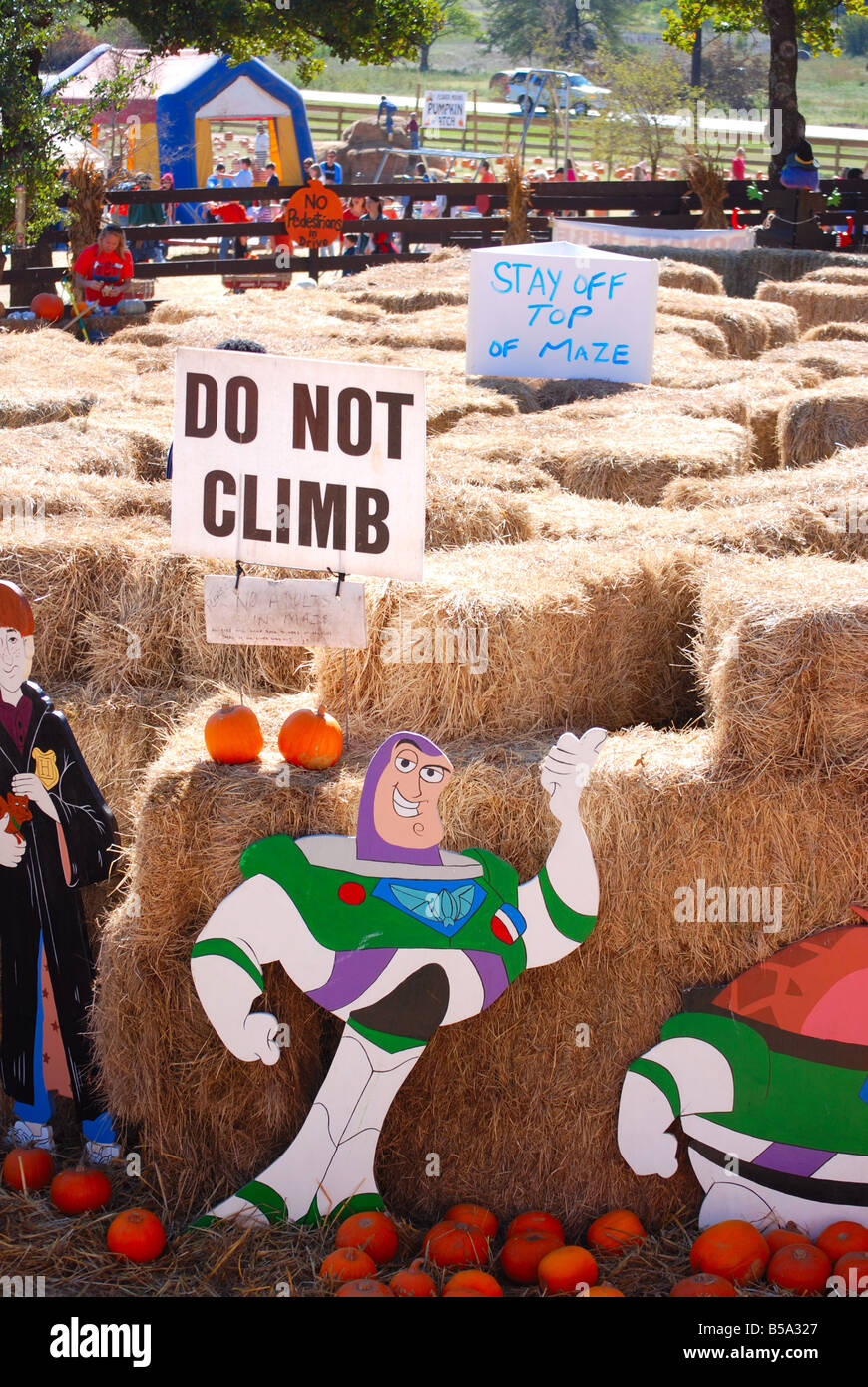 Buzz Lightyear hölzerner Ausschnitt vor ein Heu-Ballen-Labyrinth bei einem Herbstfestival im Vorort North Texas Stadt. Stockfoto