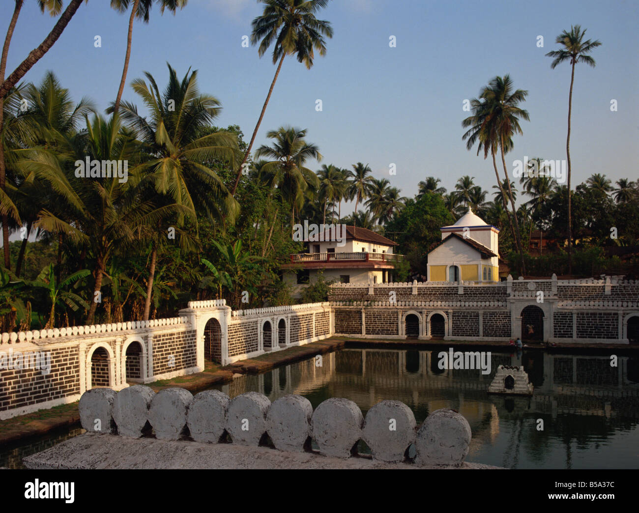 Tank Mangesh Tempel, Priol, Goa, Indien Stockfoto