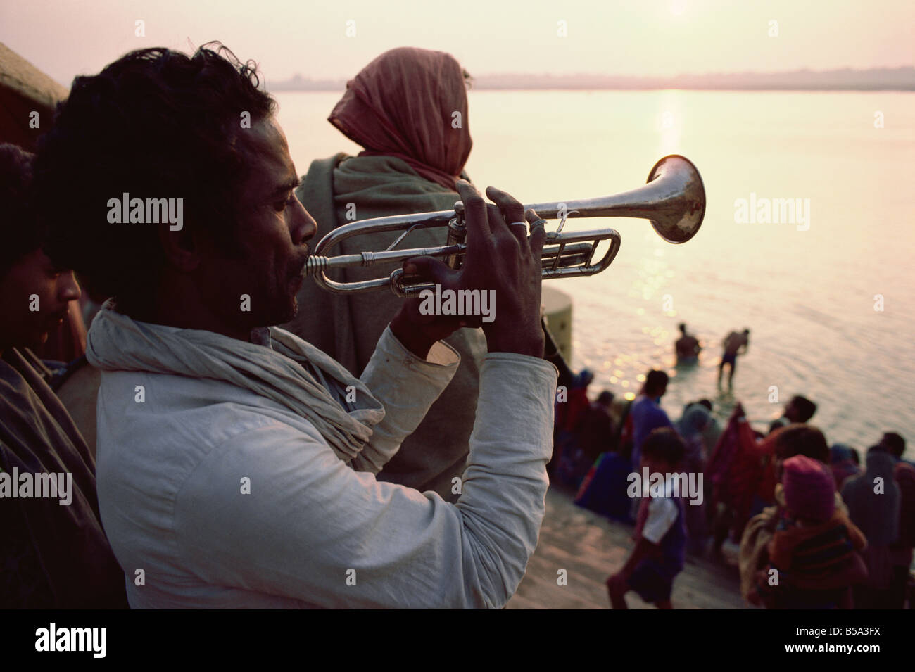 Musikern Herold das steigen des Herrn Surya Sonnengott Sonnenanbetung Festival Varanasi Uttar Pradesh Staat Indien Asien Stockfoto