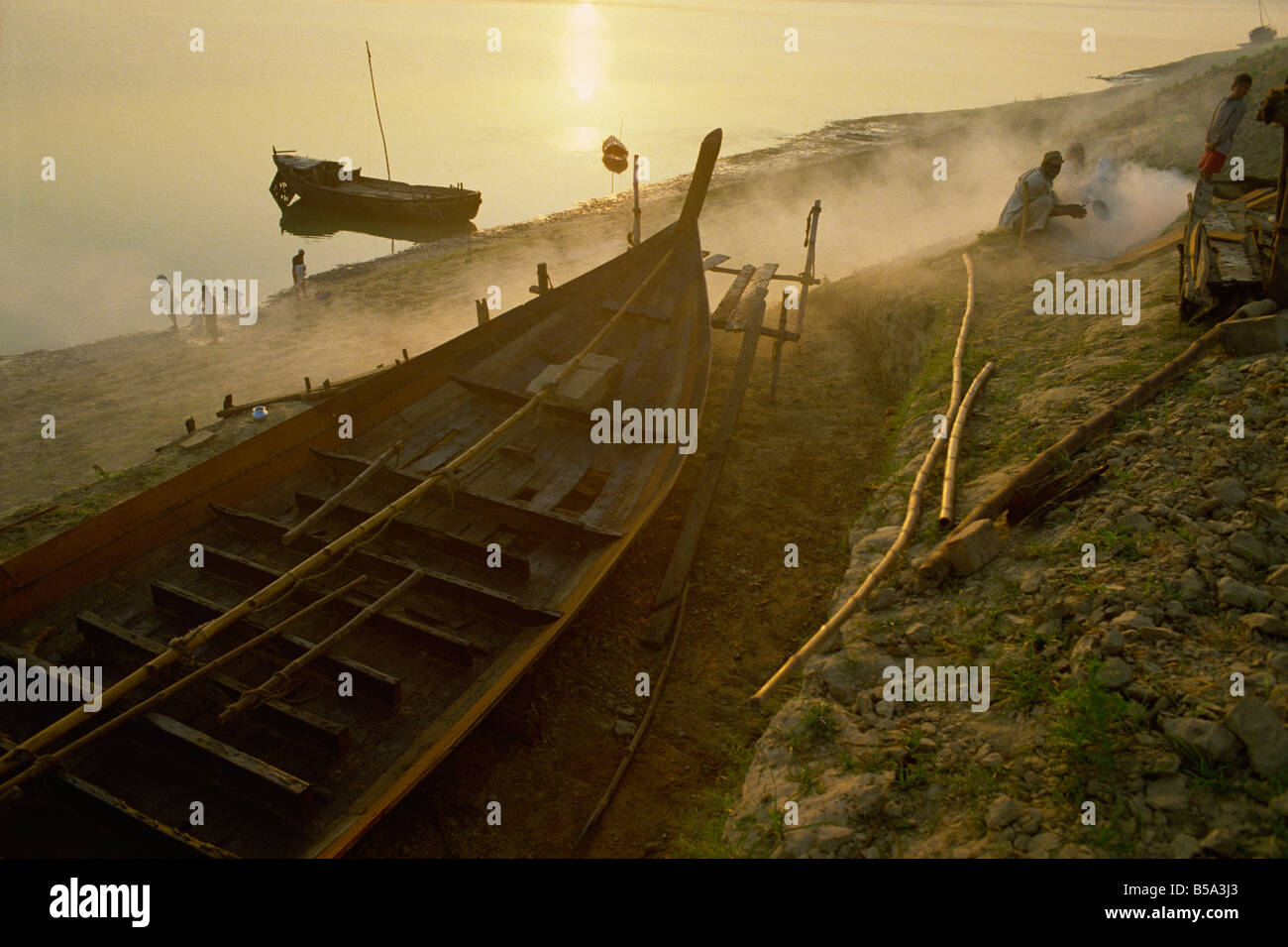 Bootsbau an den Ufern des großen Ganga Fluss Indien Asien Stockfoto