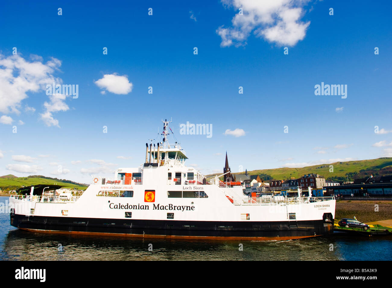 M.V. Loch Shira Fähre Largs aus Isle of Cumbrae angekommen. Die schottischen Küstenstadt ist ein beliebter Urlaubsort. Stockfoto