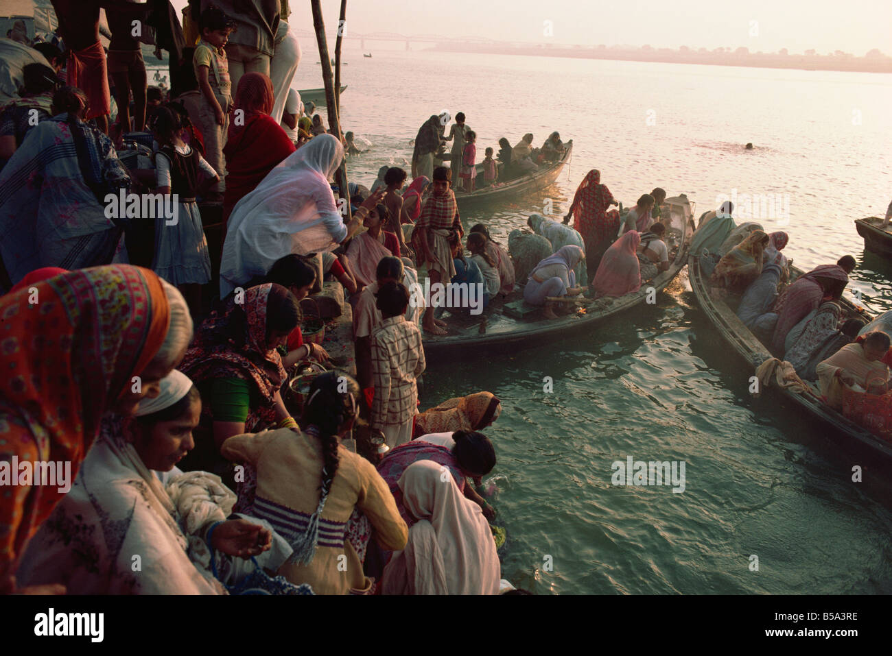 Frauen nehmen an Schiffen auf dem Fluss Ganges bei Surya Puja Sonnenanbetung Festival Varanasi Uttar Pradesh Staat Indien Asien Stockfoto
