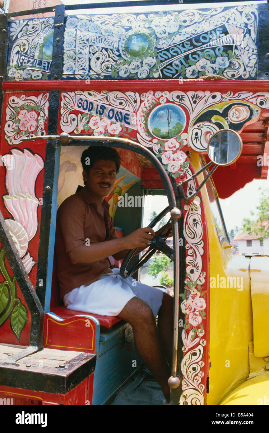 Grell bemalte Lastwagen in Süd Indien Indien Asien Stockfoto