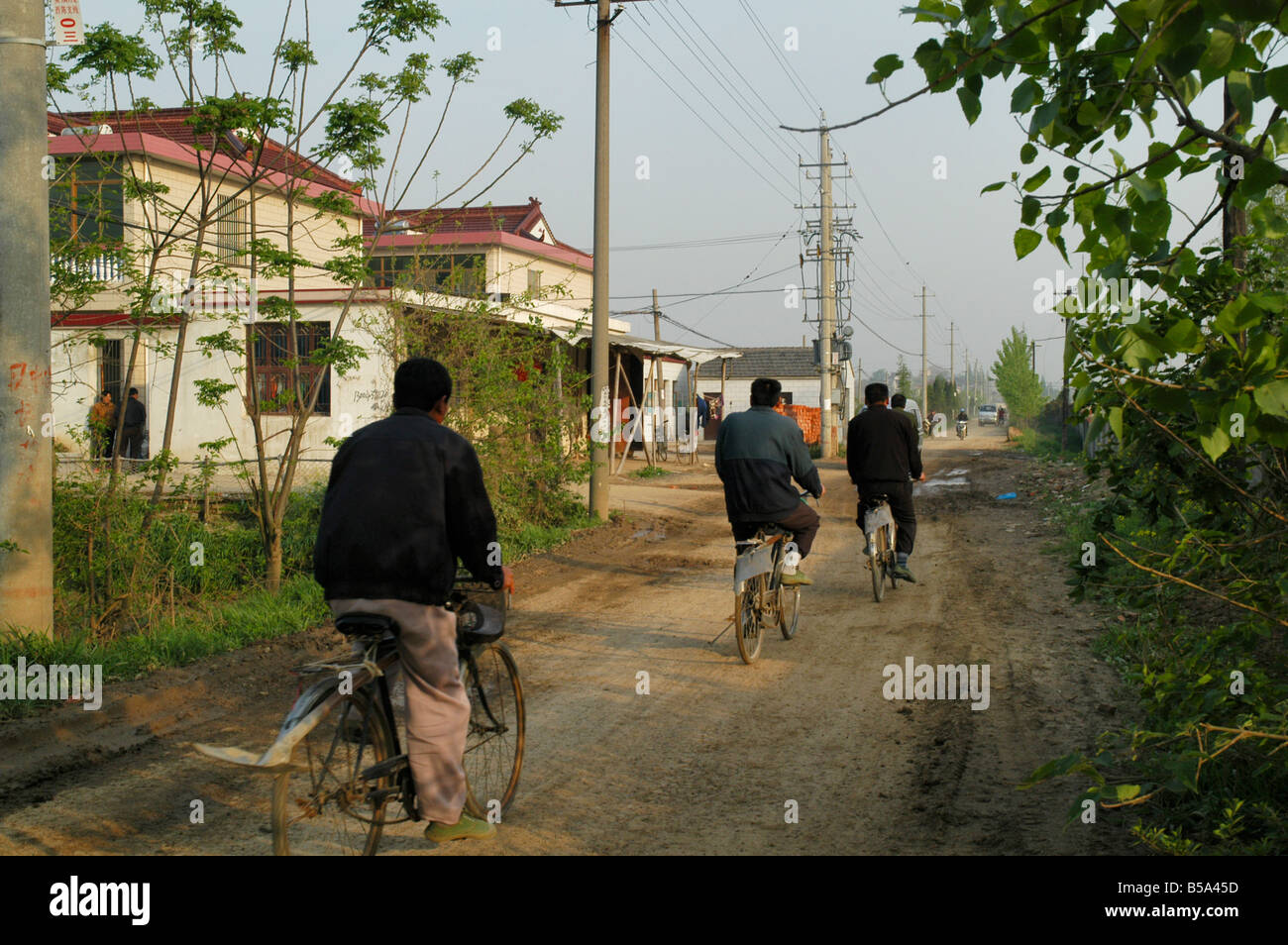 Arbeitnehmer, die mit dem Rad zur Arbeit mit Werkzeugen auf Fahrräder Yangzhou, Jiangsu Provinz, Volksrepublik China Stockfoto