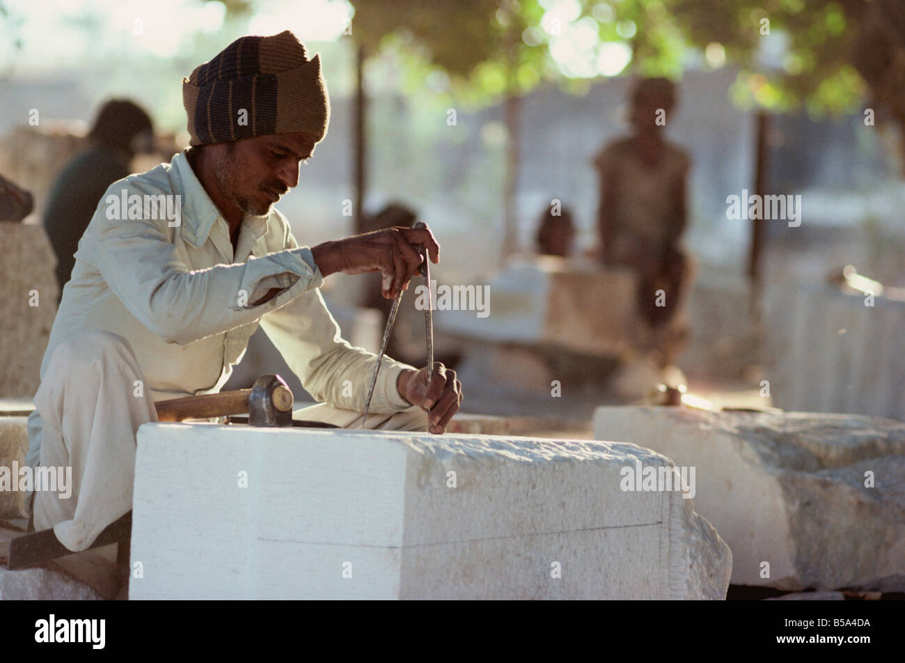 Stone mason Carving Marmor für die Renovierung der Unterhalt der Staat Jain Tempel, Kumbariajyi, Rajasthan, Indien Stockfoto