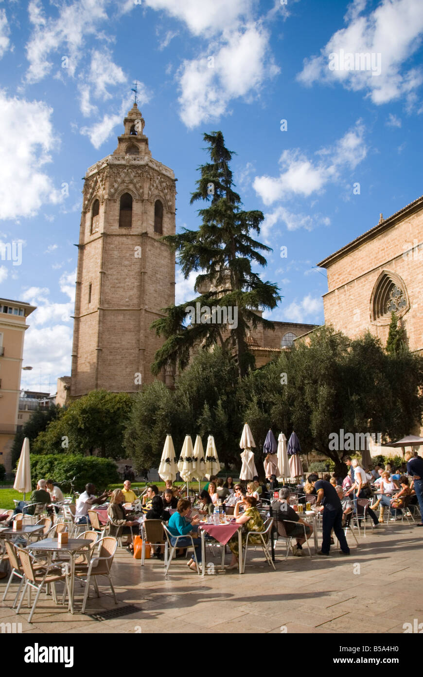 Leute sitzen im Cafe gegenüber der Kathedrale Miguelete Glockenturm im historischen Stadtzentrum von Valencia, Spanien Stockfoto