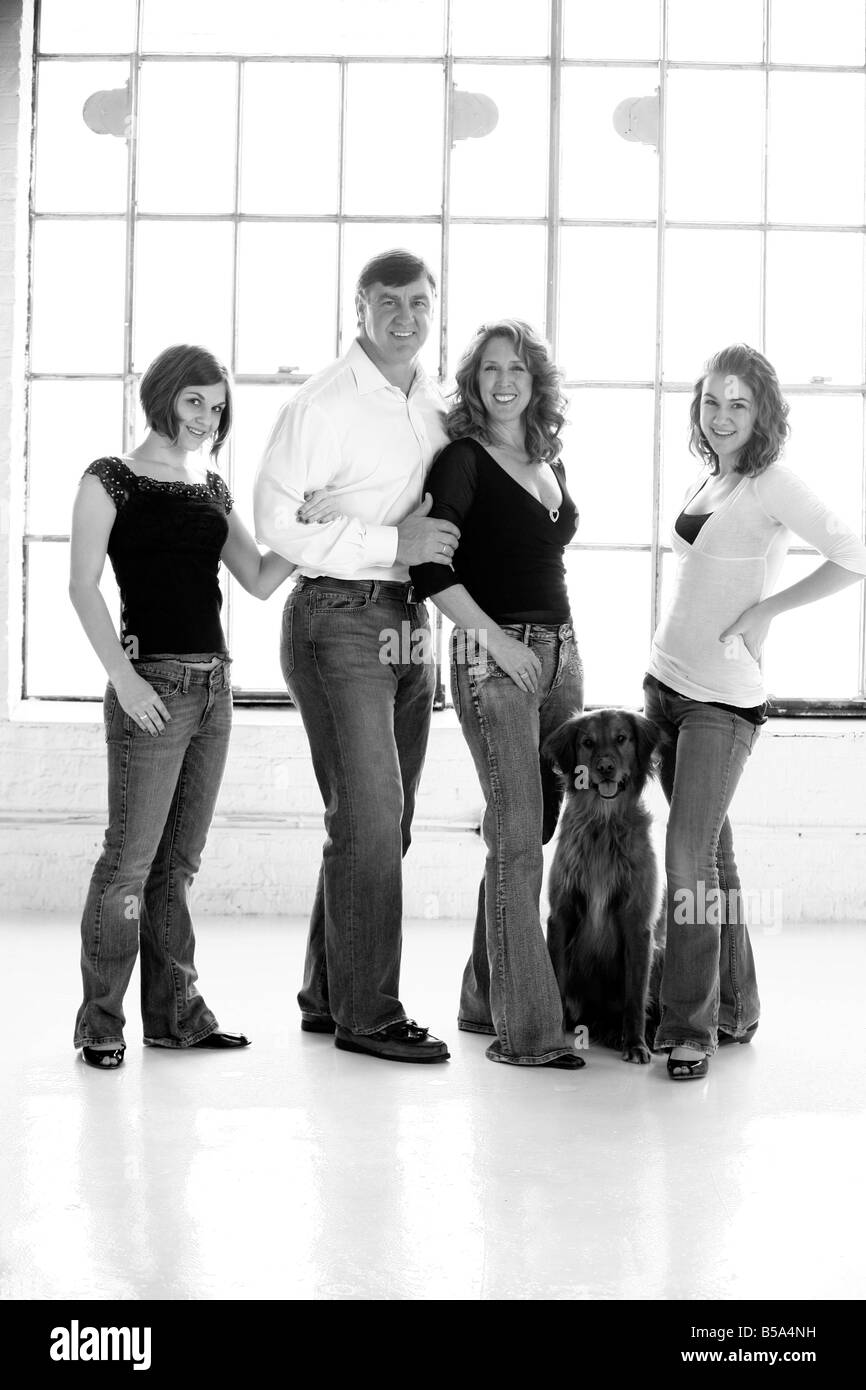 Familie mit zwei Töchtern und einem Hund Stockfoto