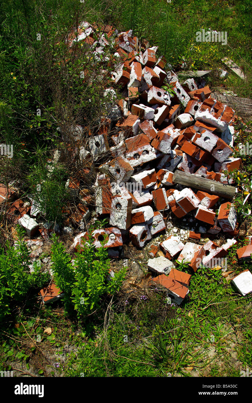 Gebrauchte Ziegel lag in einem Stapel auf einer Farm in Florida Stockfoto