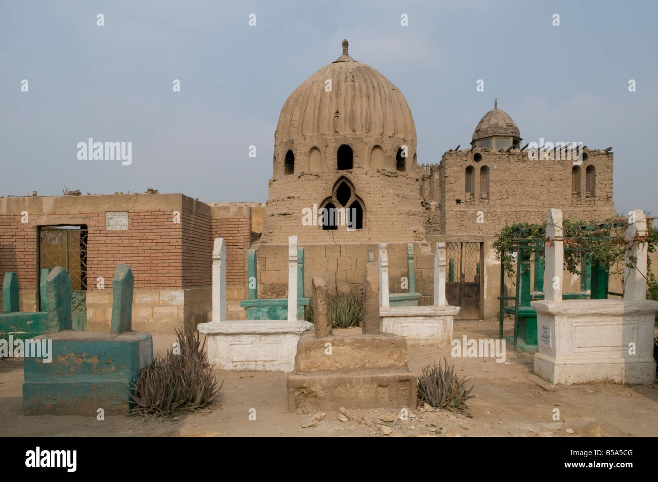 Dichtes Raster von Grab und Mausoleum islamischen Strukturen in der Stadt der Toten oder Kairo Nekropole, wo einige Leute im Südosten von Kairo, Ägypten leben. Stockfoto