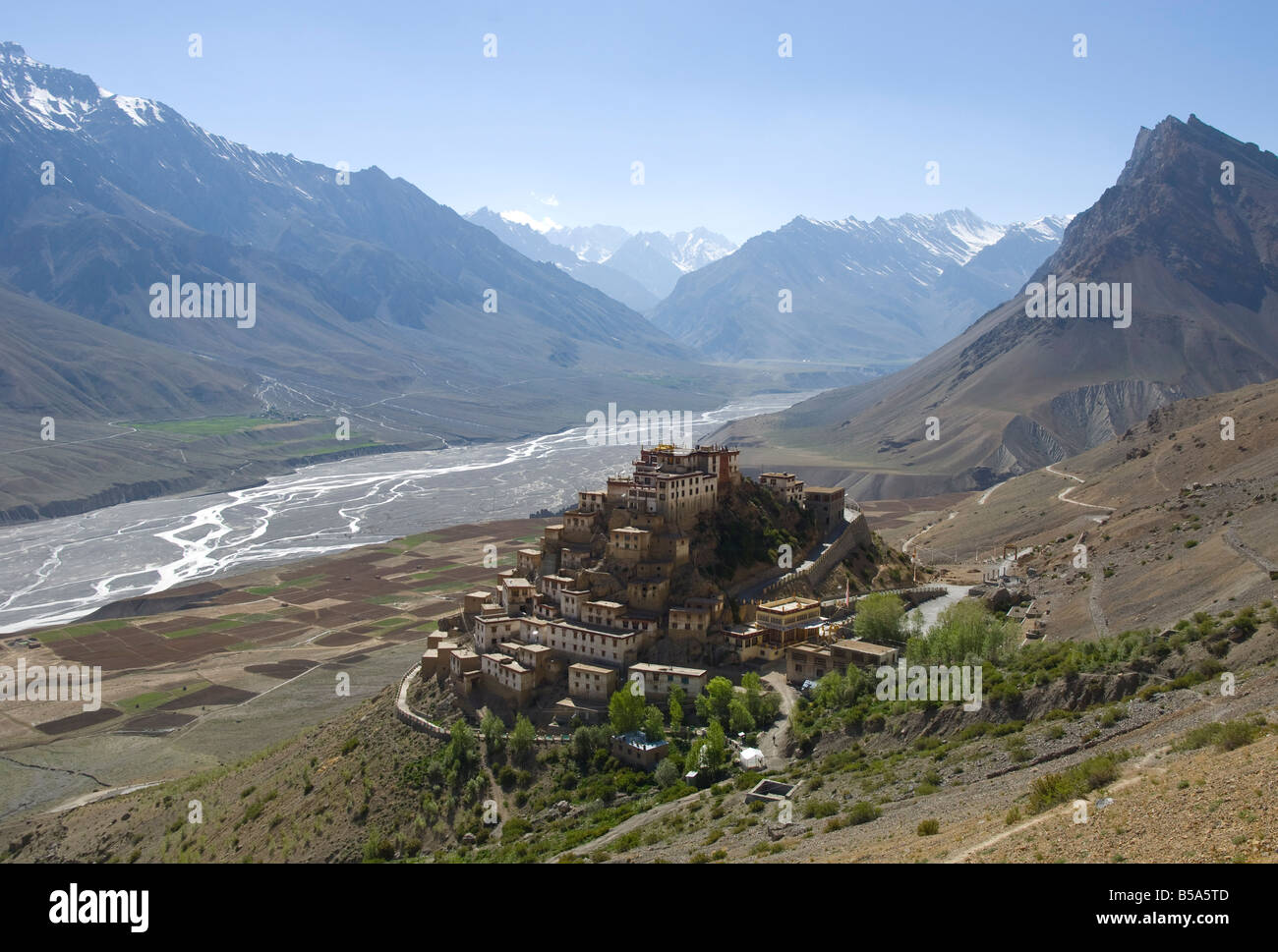 Blick auf Kee Gompa Kloster Spiti Tal und die schneebedeckten Berge, Spiti, Himachal Pradesh, Indien Stockfoto