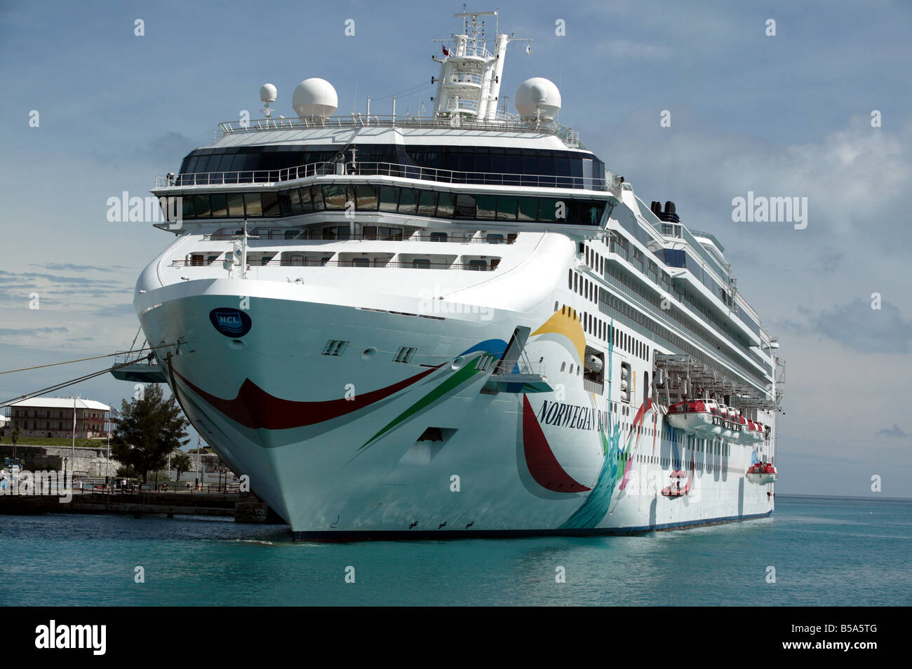 Schuss der Bögen der Kreuzfahrt Schiff Norwegian Dawn, festgemacht-Up im Nordbecken, Dockyard Wharf, Royal Naval Dockyard, Bermuda Stockfoto