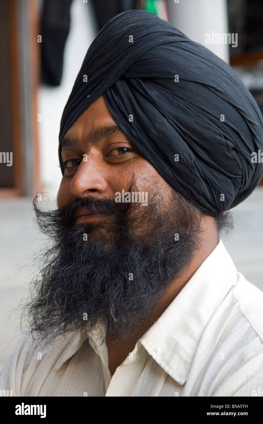 Portrait eines eleganten Sikh Mannes mit schwarzem Turban, Bart und Schnurrbart, Kaza, Spiti, Himachal Pradesh, Indien Stockfoto