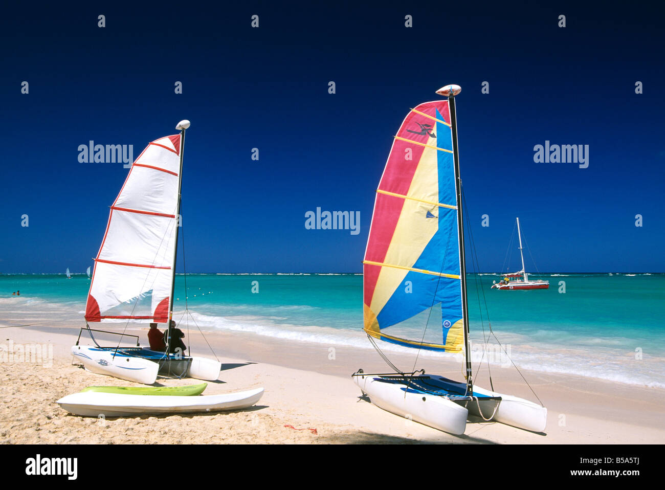 Katamaran am Strand in Playa Bavaro Punta Cana Dominikanische Republik Karibik Stockfoto