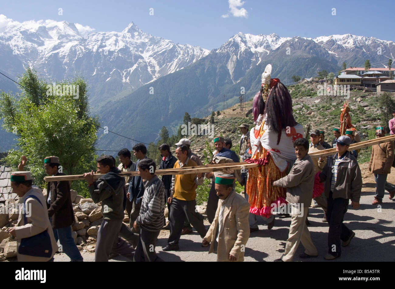 Gruppe von einheimischen Männer in einer religiösen Prozession mit der lokalen Gottheit Kalpa Dorf, Kinnaur, Himachal Pradesh, Indien Stockfoto