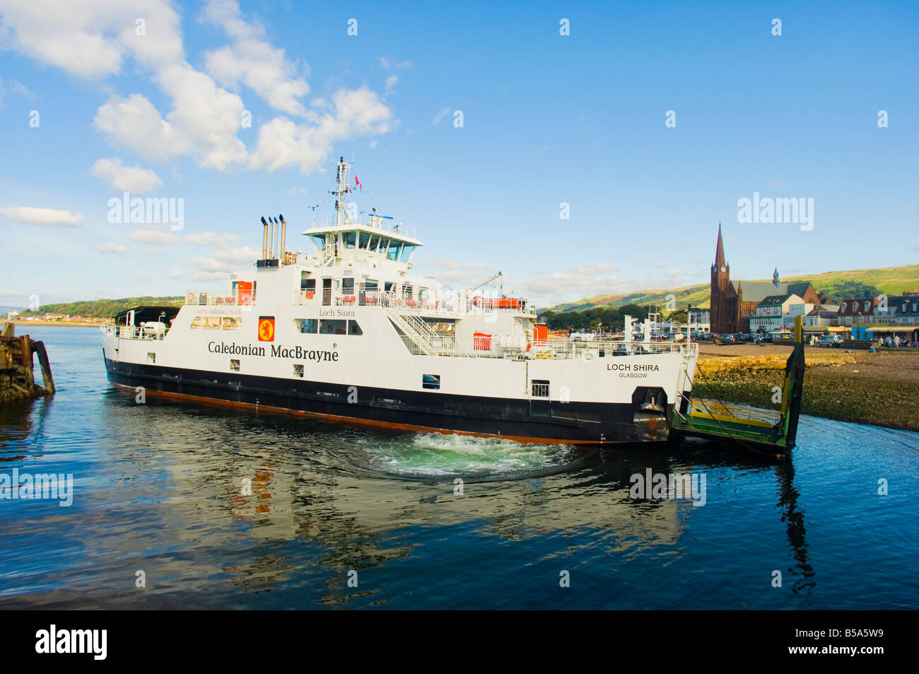 M.V. Loch Shira Fähre Largs aus Isle of Cumbrae angekommen. Die schottischen Küstenstadt ist ein beliebter Urlaubsort. Stockfoto