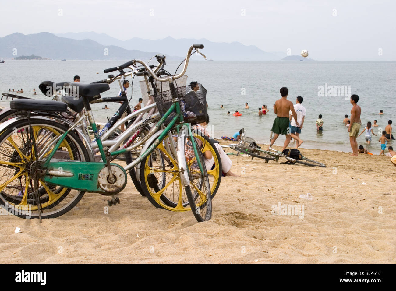 Fahrräder auf Na Trang Beach, Vietnam Stockfoto