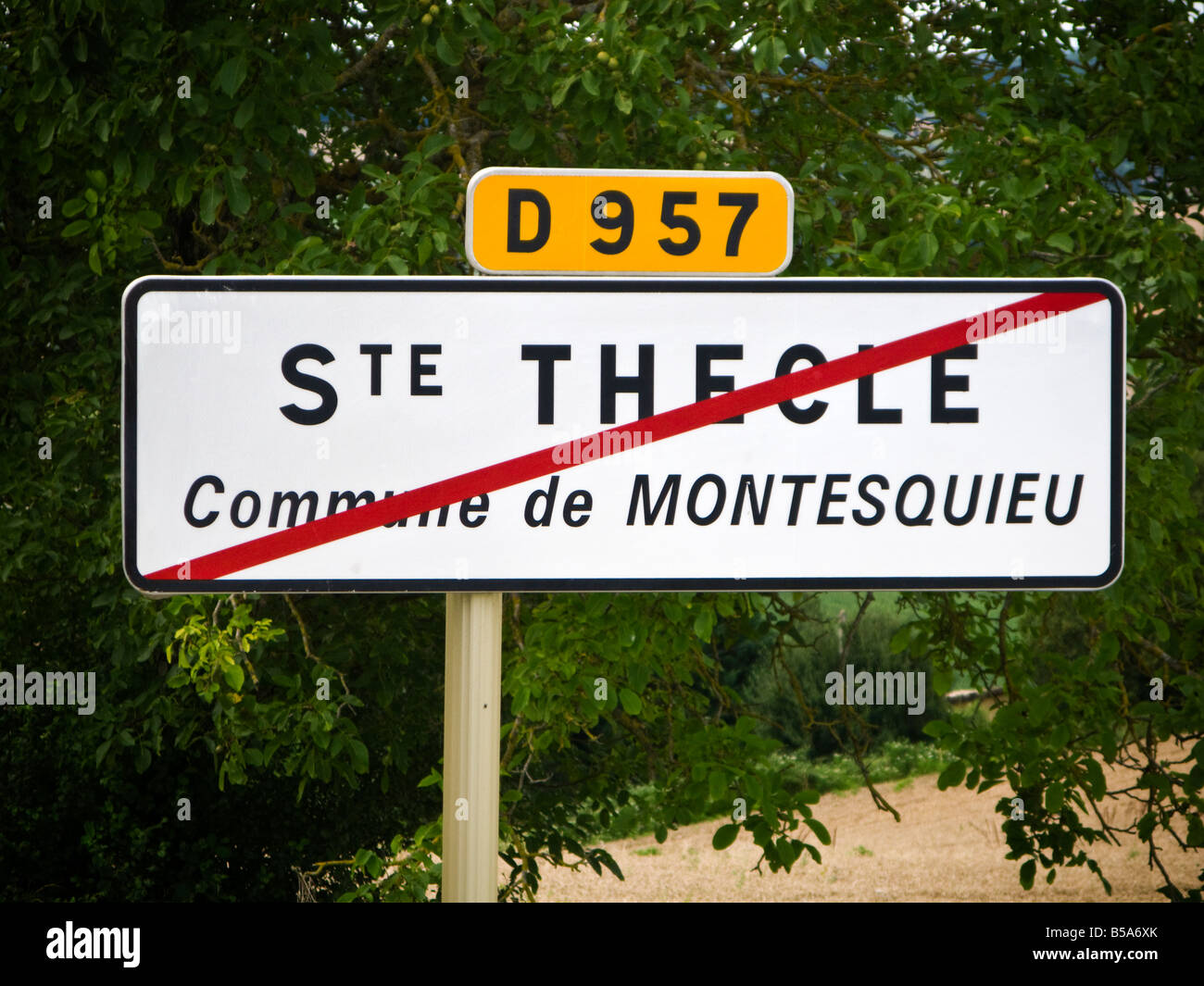 Französische Stadt oder Dorf Ort Name Straßenschild mit Routeninformationen Frankreich Europa verlassen Stockfoto