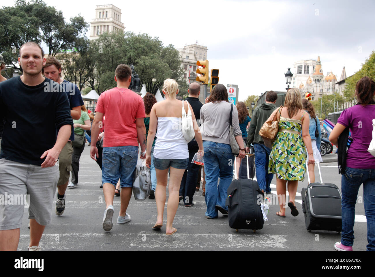 Menschen, die mit einem Fußgängerüberweg überqueren einer Straße in barcelona Stockfoto