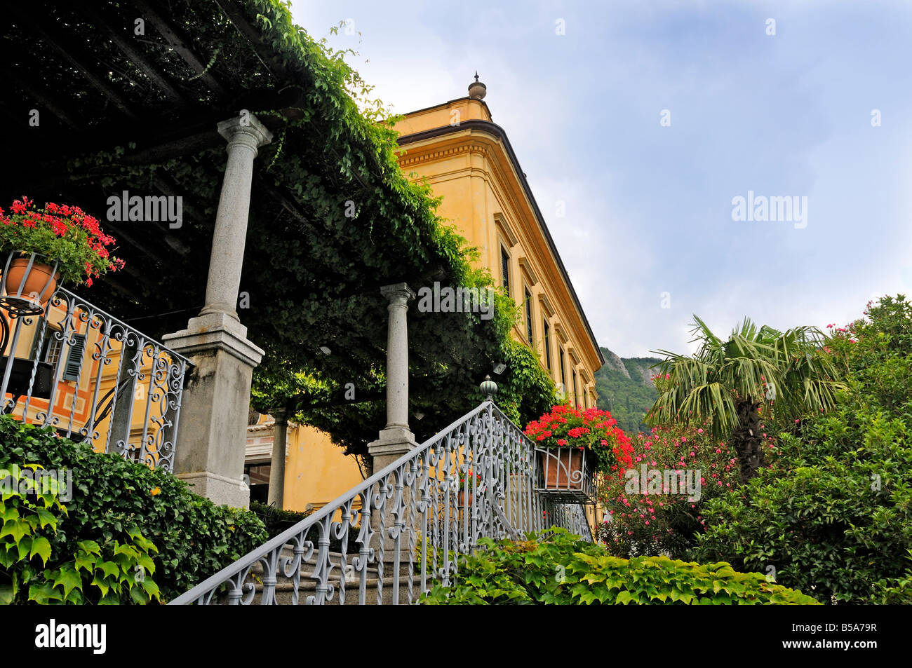 Gärten der Villa Cipressi in Varenna am Comer See, Lombardei, Italien
