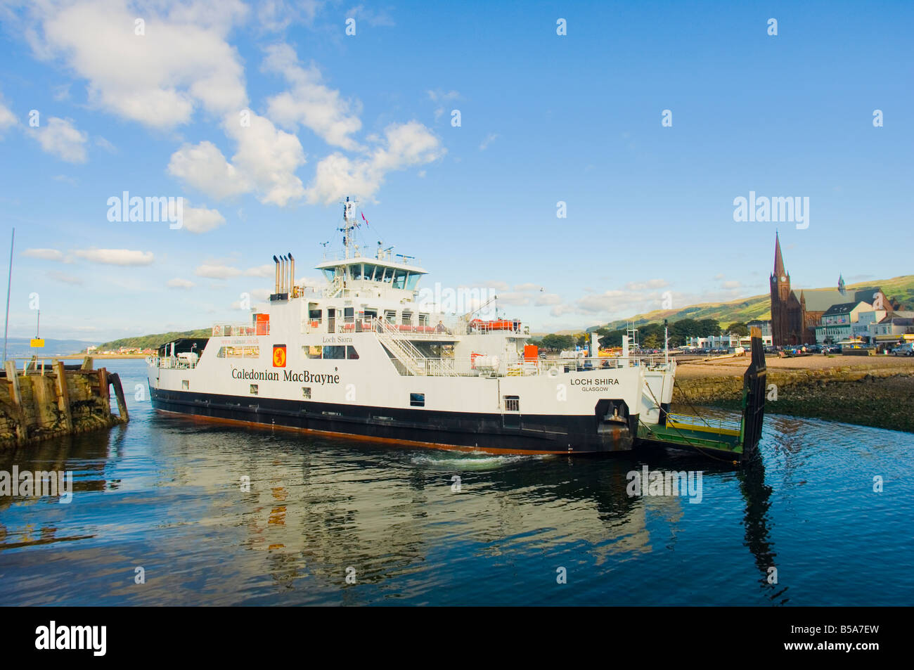 M.V. Loch Shira Fähre Largs aus Isle of Cumbrae angekommen. Die schottischen Küstenstadt ist ein beliebter Urlaubsort. Stockfoto