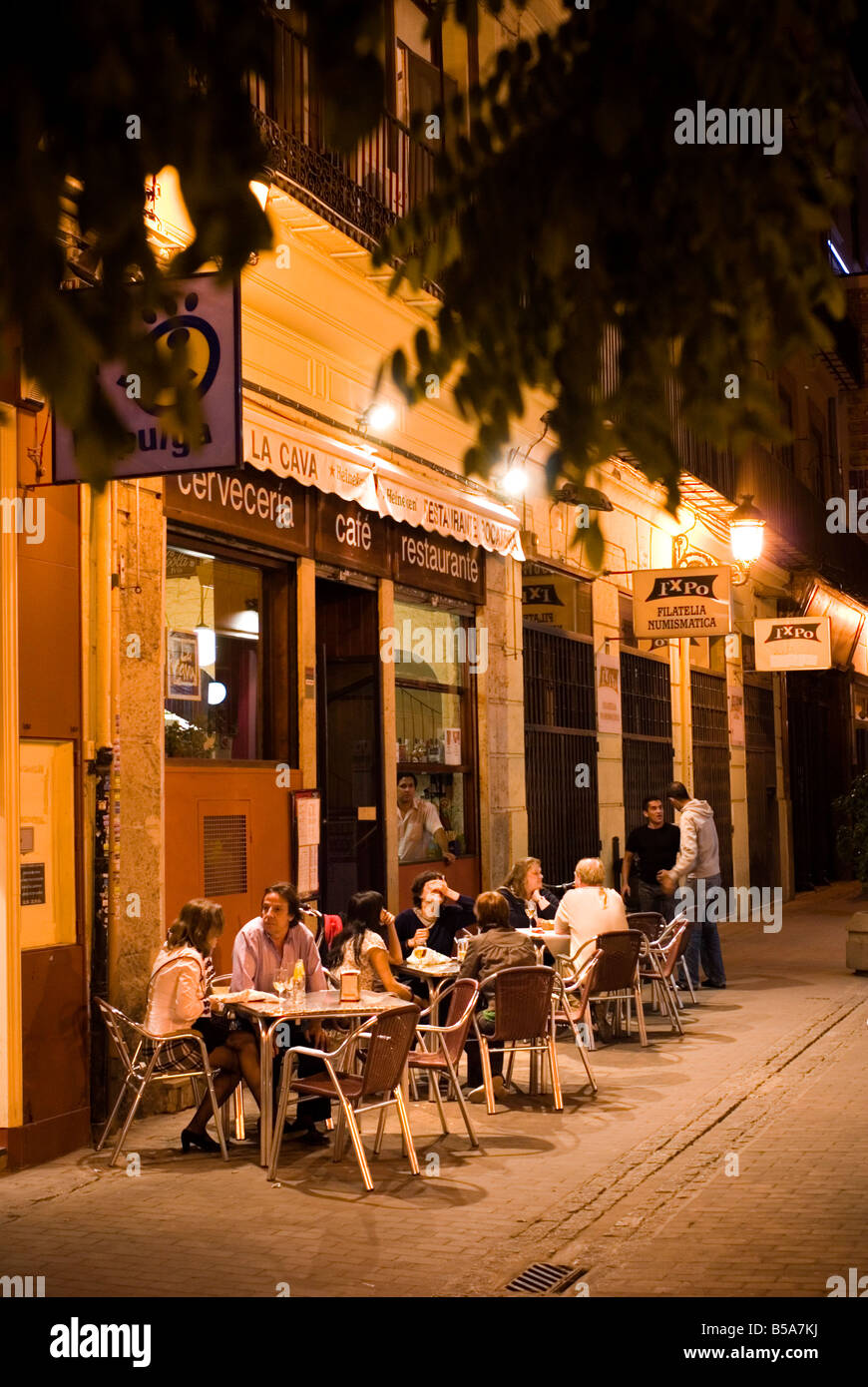 Menschen sitzen vor einer Cafébar im historischen El Carmen Stadtzentrum von Valencia, Spanien Stockfoto