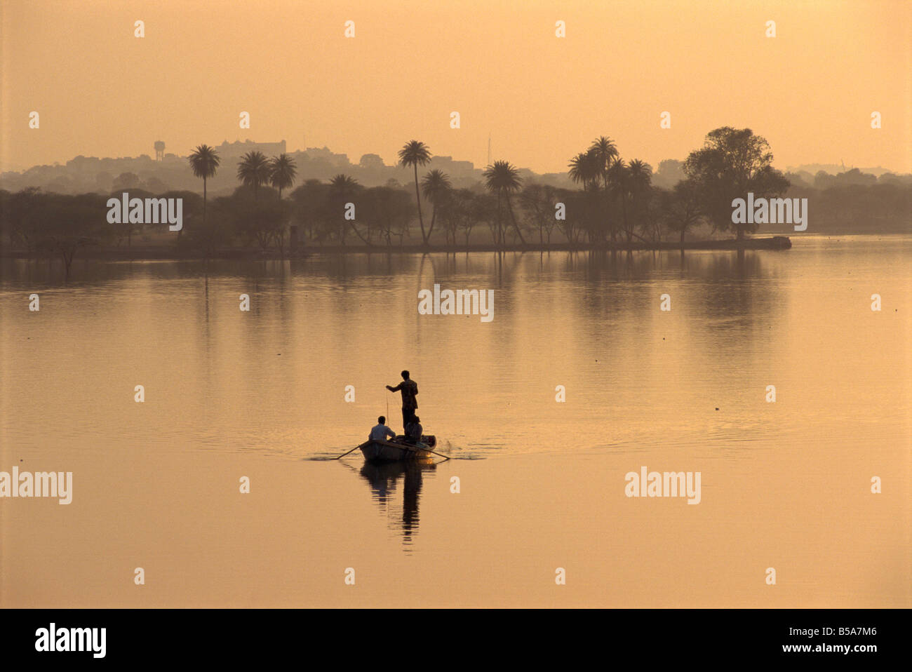 Männer Angeln im See erstellt von dam Deogarh Rajasthan Staat Indien Asien Stockfoto