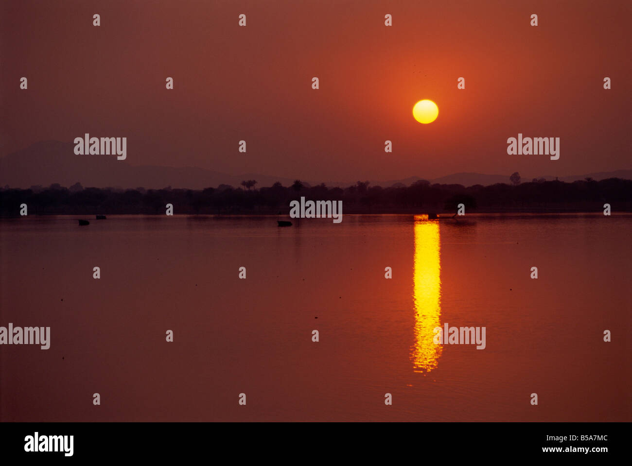 Sonnenuntergang über See erstellt von dam Deogarh Rajasthan Staat Indien Asien Stockfoto