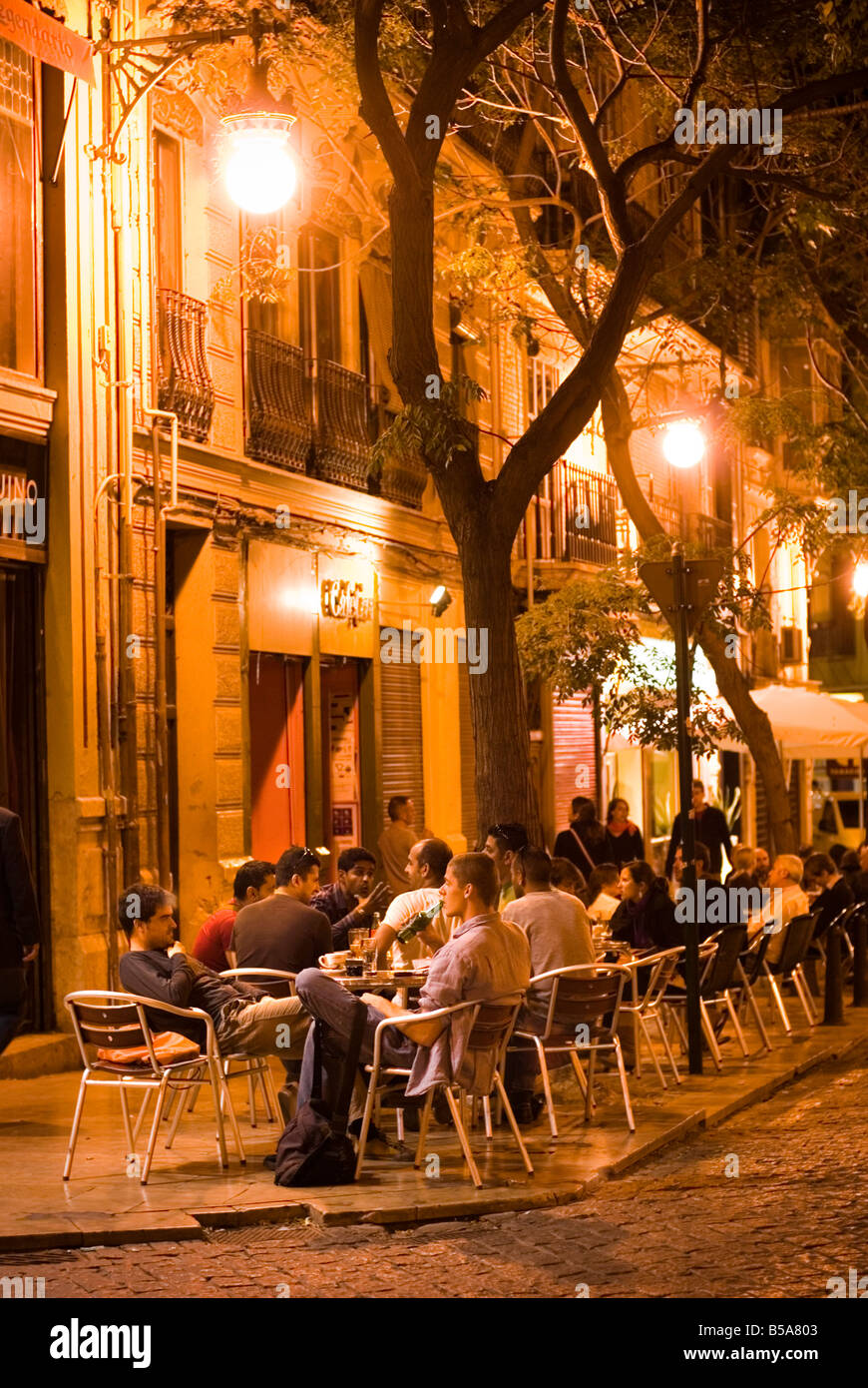 Menschen sitzen vor einer Cafébar am Plaza Tossal im historischen El Carmen Stadtzentrum von Valencia, Spanien Stockfoto