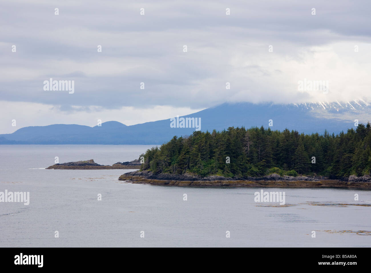 Felsige Küste in der Nähe von Sitka, Alaska Stockfoto