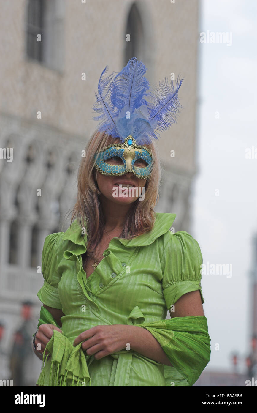 Attraktives Mädchen in venezianische Maske vor Palazzo Docale Stockfoto