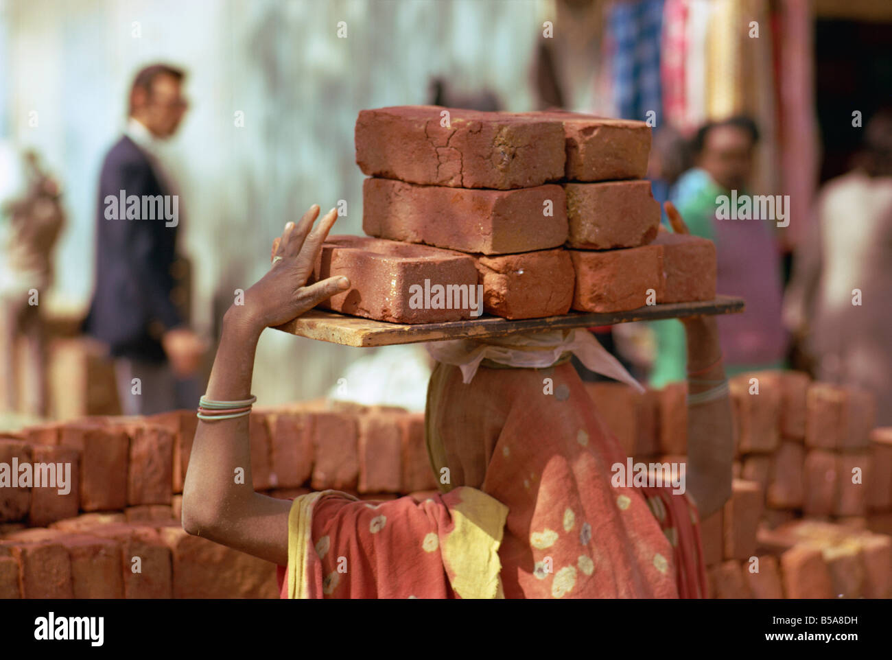 Frau Bauarbeiter tragen Ziegel auf den Kopf Delhi Indien Asien Stockfoto