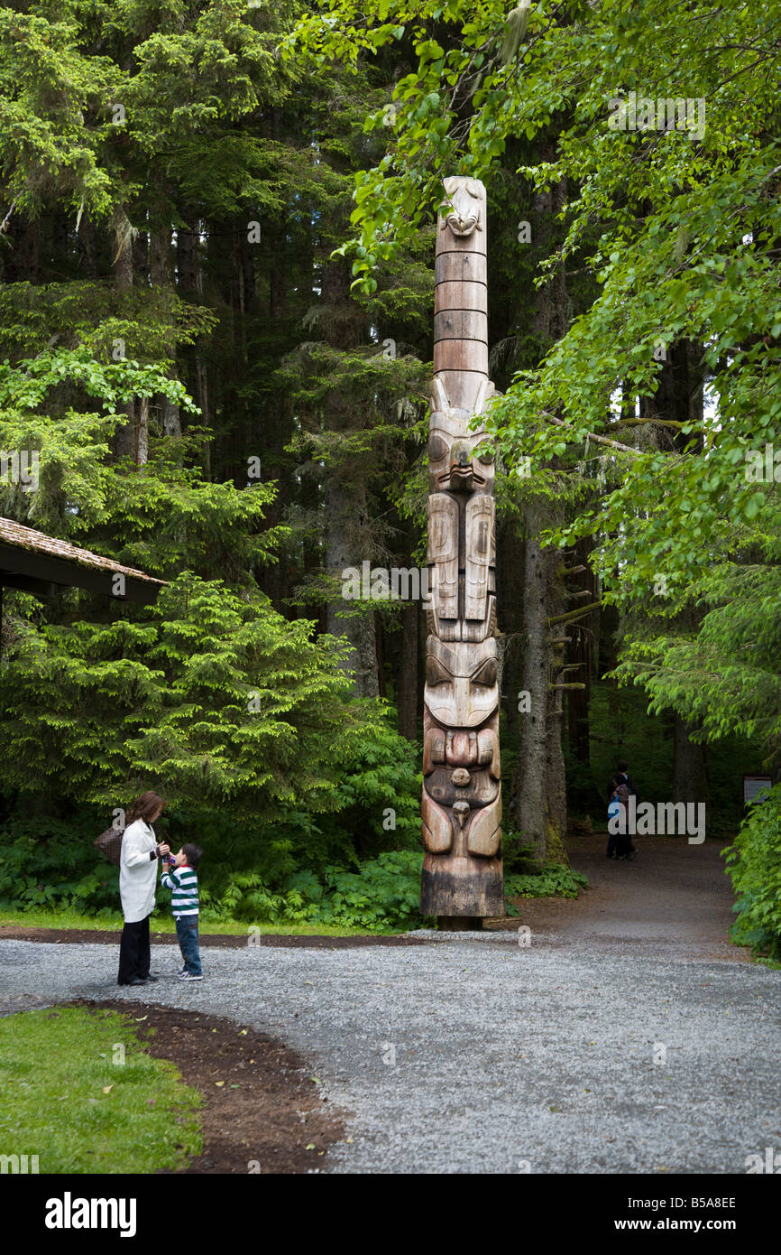 Mutter und Sohn spazieren im National Historical Park in Sitka, Alaska Stockfoto